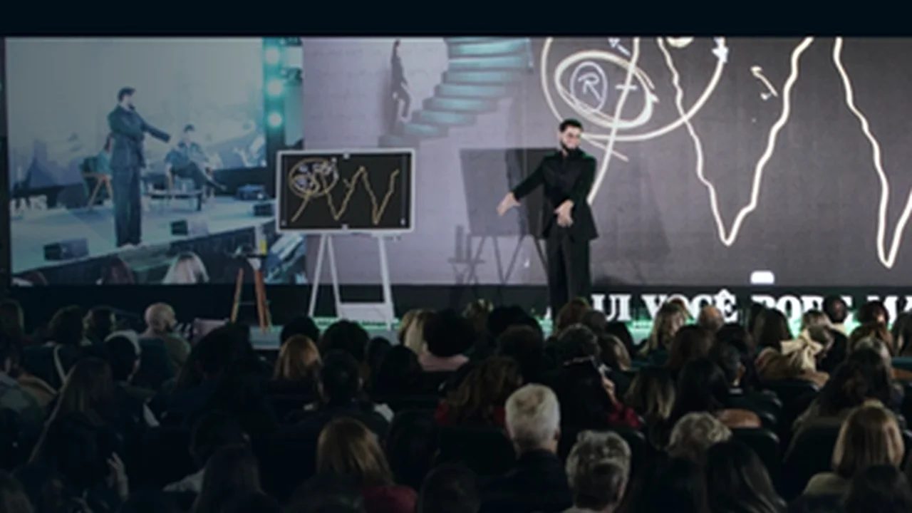 Elton Euler no palco durante a imersão Ponto Cego